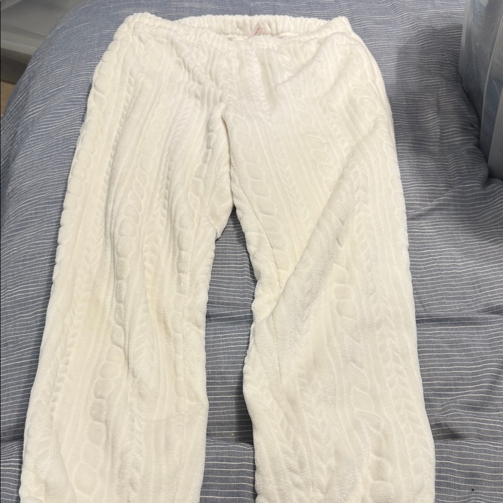 Elegant White Cable Knit Women's Cropped Pants